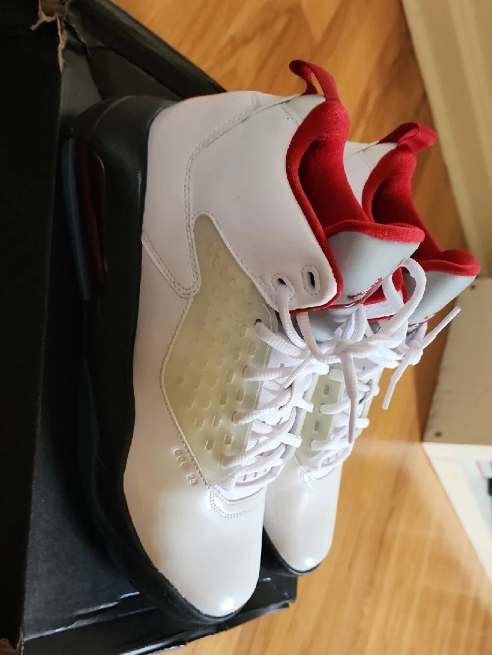 Jordan Maxin 200 Men’s White Black Red Basketball Sneakers